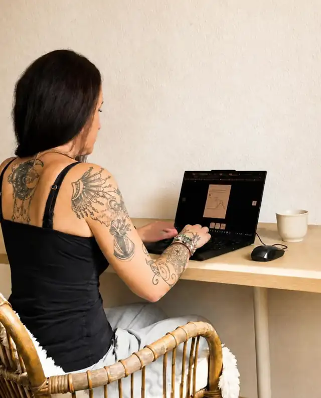 Melanie Engeler am Laptop, auf dem Bildschirm eine Hormonkurve